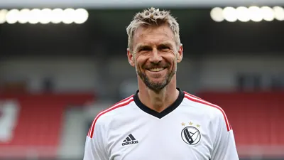 VfL Wolfsburgs Geschäftsführer Sport Dieter Hecking schmunzelt über eine BILD-Frage im Vorfeld des Duells gegen Hannover 96