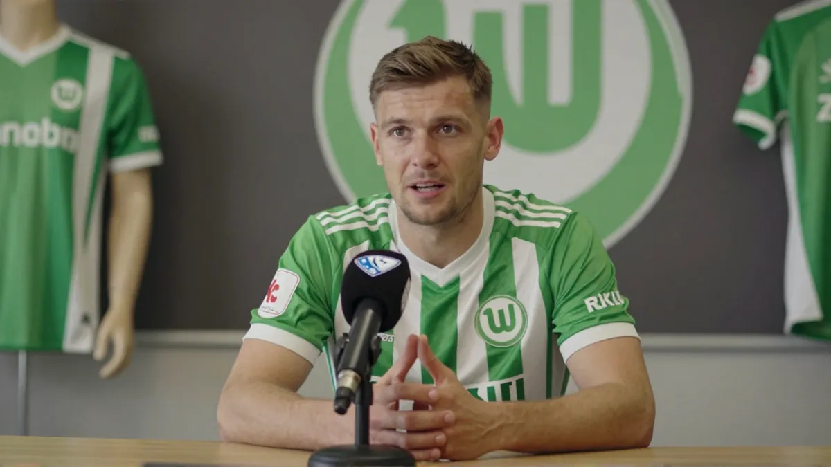 VfL Wolfsburg präsentiert neue Trikots – Rückkehr des Zinnenwappens