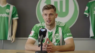 VfL Wolfsburg zeigt die neuen Trikots 2026 und holt das historische Zinnenwappen früher zurück - alles zum Start der...