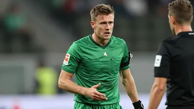 Ein Foto vom 16. Mai 2026 zeigt St. Paulis Jackson Irvine im Streit mit Schiedsrichter Daniel Siebert während der...