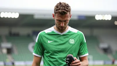 VfL Wolfsburg hat den Transfer von Keven Schlotterbeck (29) vom FC Augsburg und Maas Willemsen (26) vom SC Heerenveen...