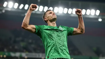 Der VfL Wolfsburg zitterte sich im DFB-Pokal gegen Altglienicke ins Elfmeterschießen, während Gerüchte über Abgänge von...